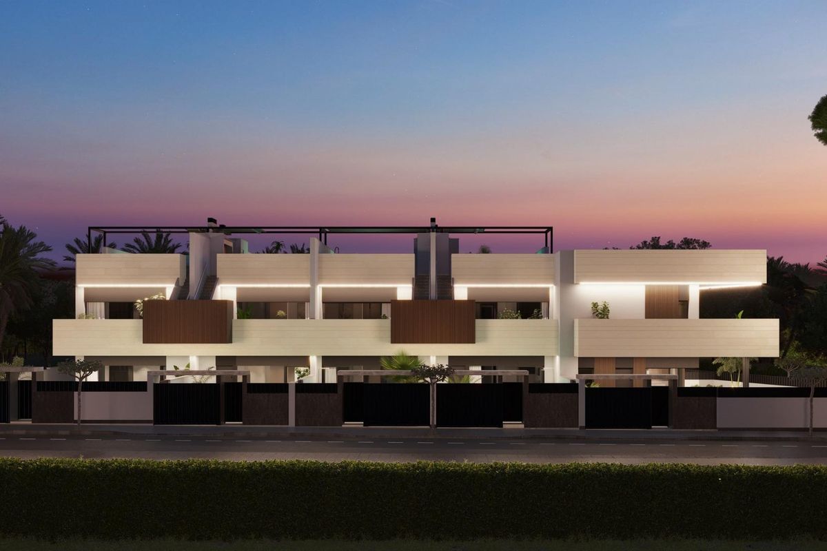 Nachtzicht van moderne bungalows verlicht in Pilar de La Horadada, een gezellige bungalowoptie met 3 slaapkamers in Costa Blanca Zuid.