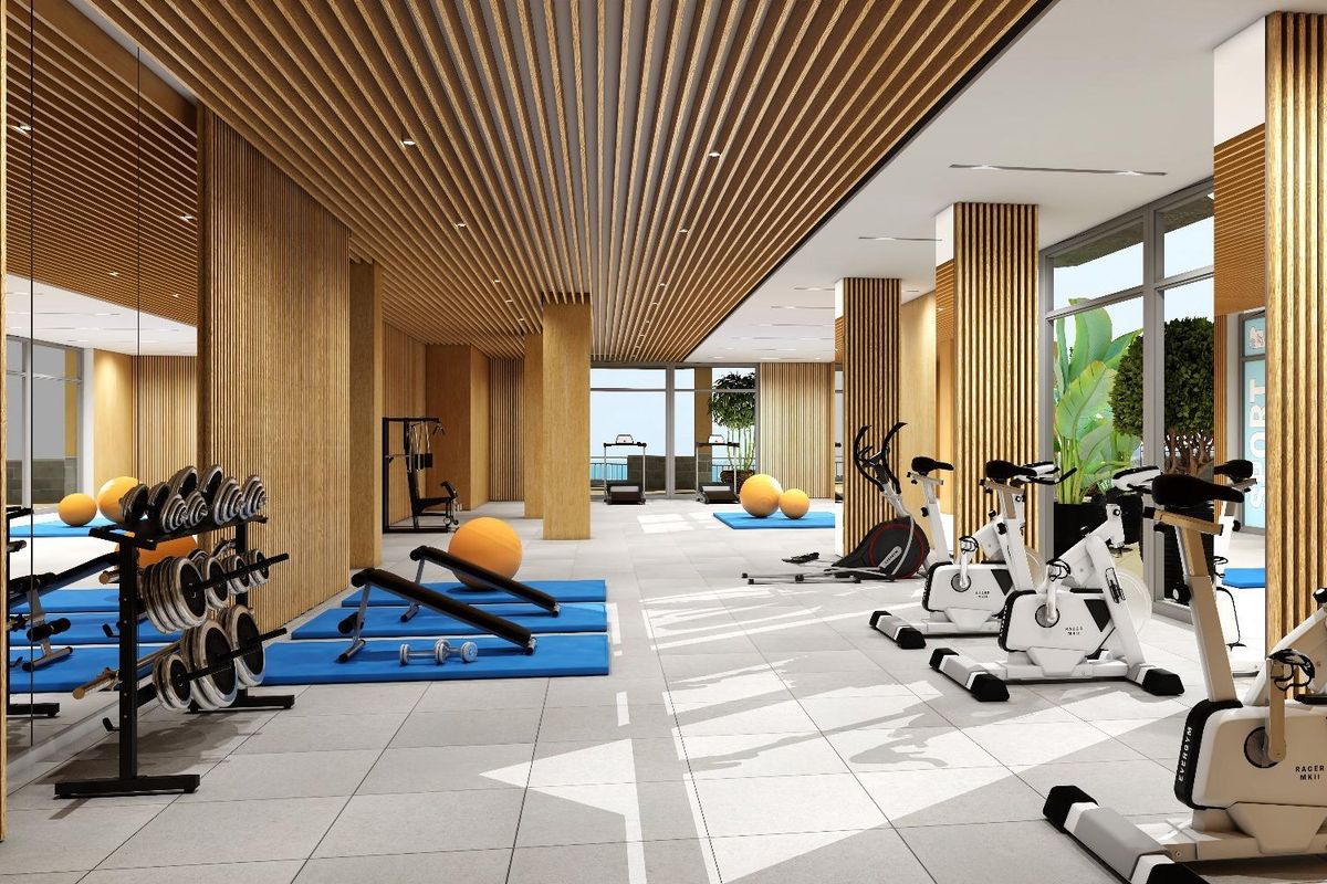 Ruim fitnesscentrum met diverse fitnessapparaten in het appartementencomplex van La Manga del Mar Menor.