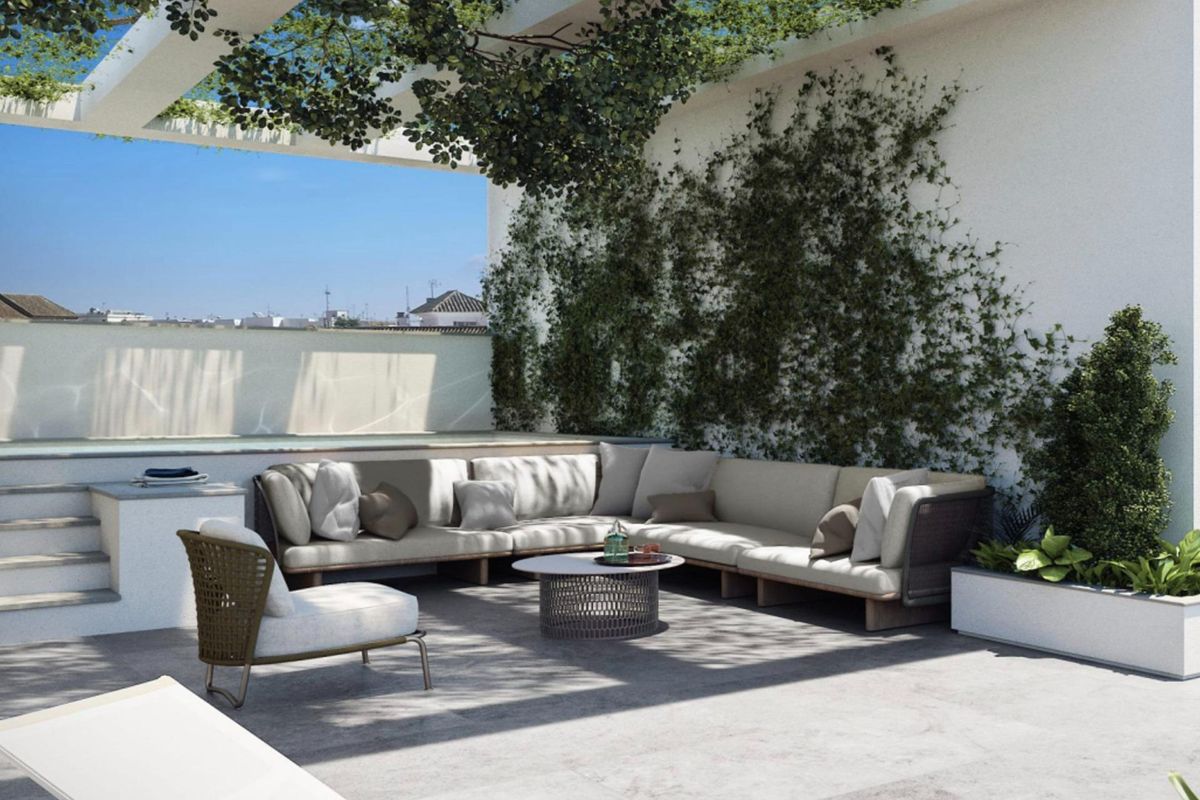 Stijlvol terras met loungezitting en groen in een luxe 3-slaapkamer penthouse in Torrevieja.