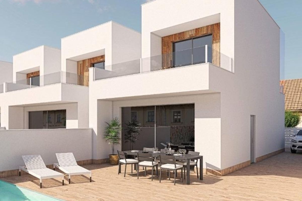 Contemporains townhouses met een zwembad in San Pedro del Pinatar, Costa Calida, Spanje.