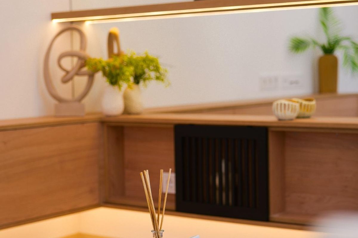 Stijlvolle woonruimte met decoratieve planken en moderne decoratie in een bungalow in Rojales.