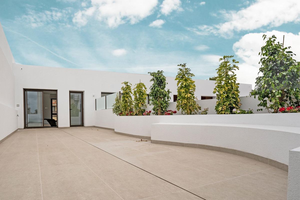 Terras met planten van een 3-slaapkamer townhouse in Almoradi, met moderne ontwerpen en stijl.