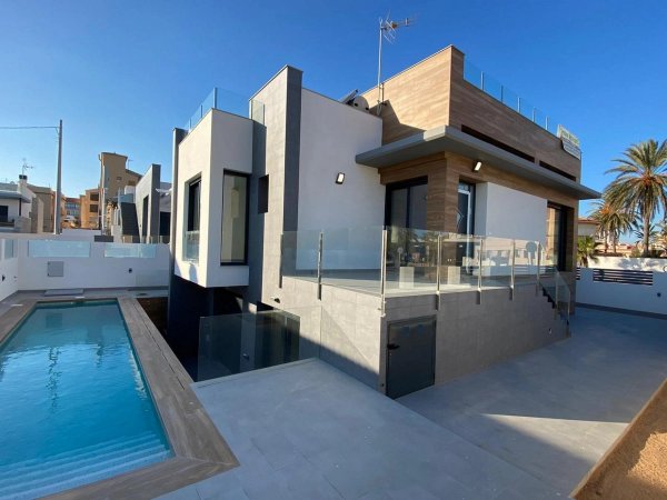 Moderne 4-slaapkamer villa in Torrevieja met een zwembad, terras en een hedendaags ontwerp onder een blauwe lucht.
