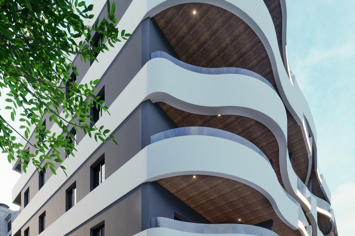 Dakterras met zitplaatsen en een hot tub met uitzicht op zee in Torrevieja, perfect voor bijeenkomsten.