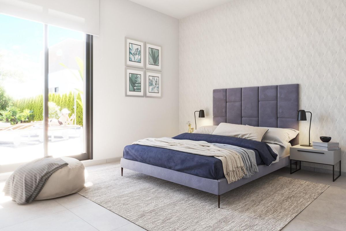 Ruime slaapkamer in een 3-slaapkamer villa in Vera, Costa de Almeria, met grote ramen.