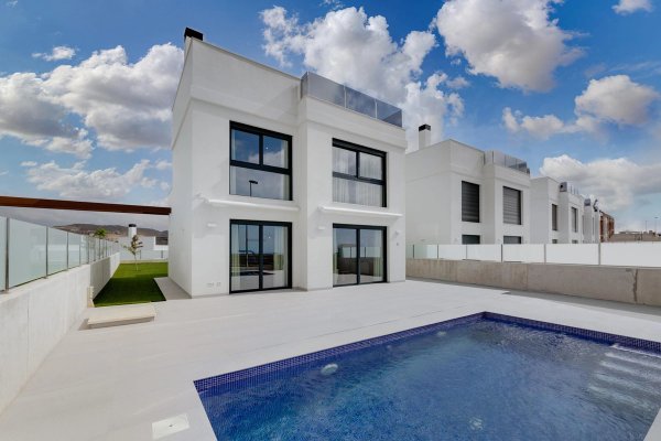 Moderne 3-slaapkamer villa met zwembad in Mutxamel, Costa Blanca, omringd door mooie luchten.