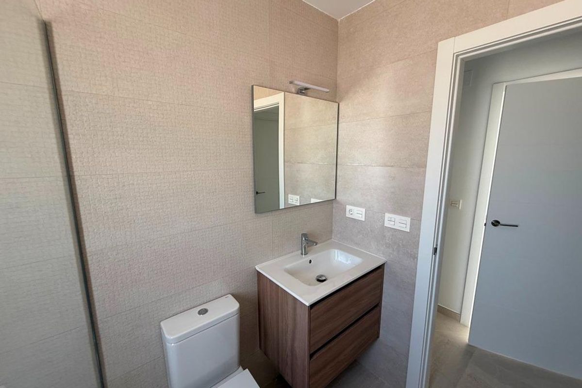 Moderne badkamer met strakke armaturen in een 3-slaapkamer villa in Pinoso, Costa Blanca Zuid.