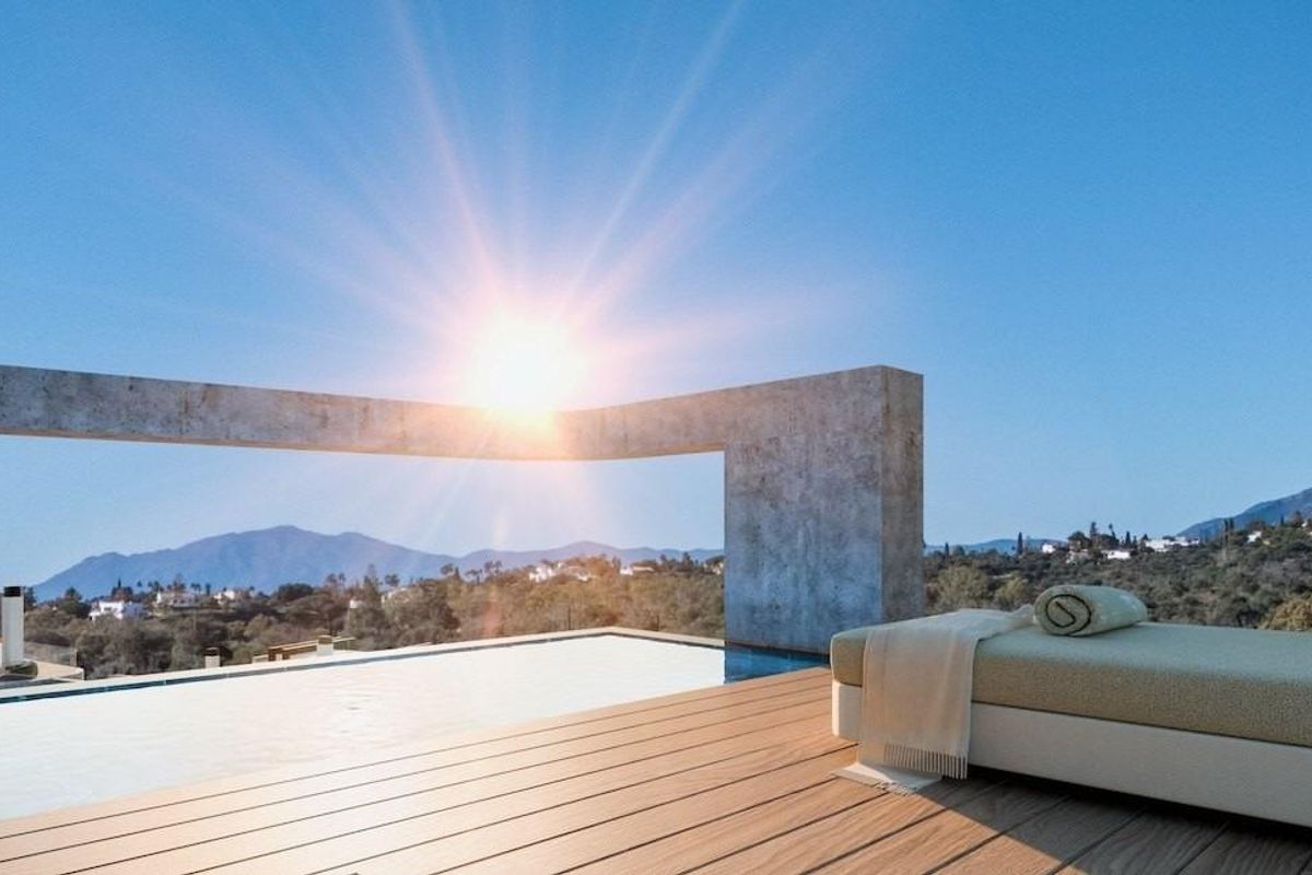 Communal pool area in Elviria development