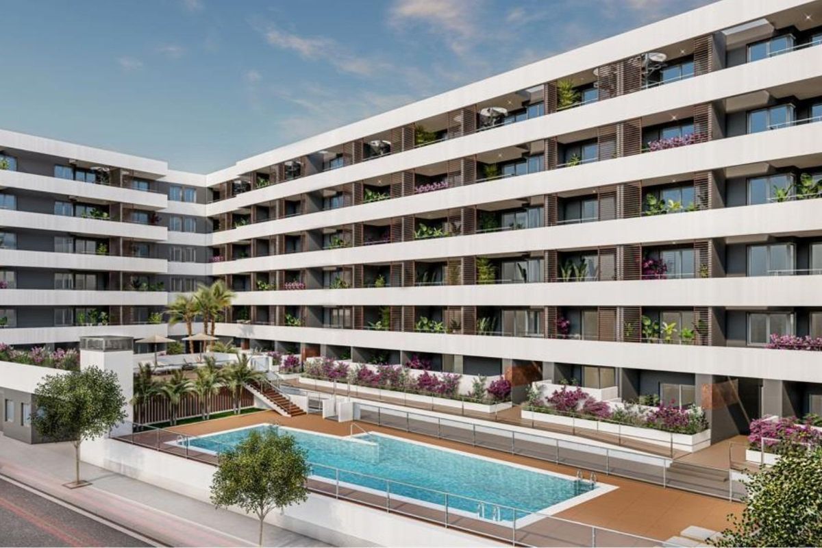 Buitenzijde van een modern appartementencomplex met zwembad in Aguilas, Costa Calida, Spanje.