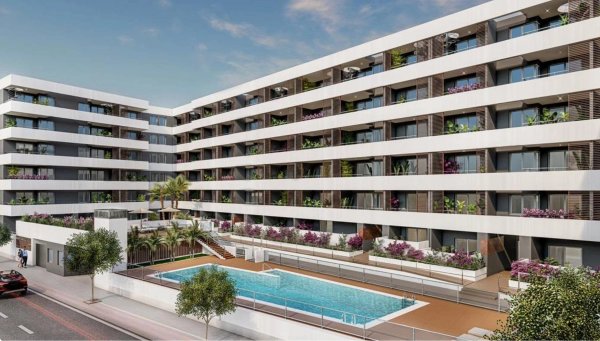 Buitenzijde van een modern appartementencomplex met zwembad in Aguilas, Costa Calida, Spanje.