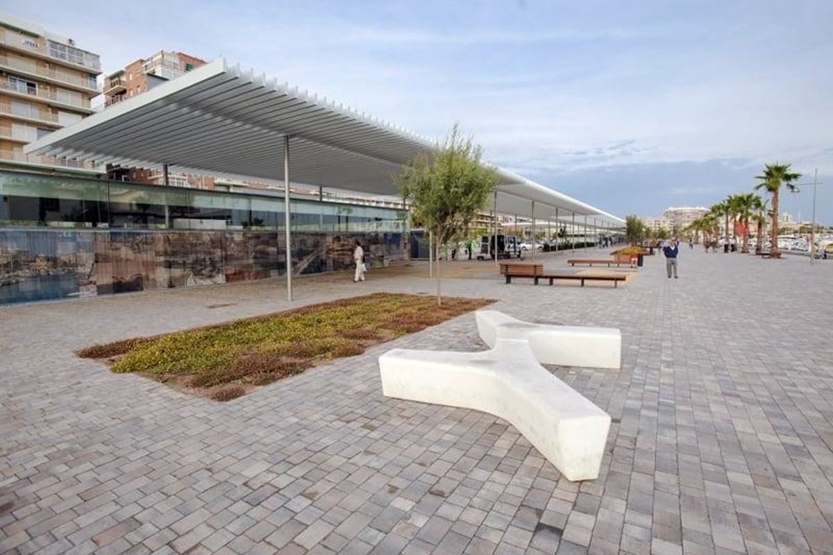 Moderne plaza bij Santa Pola met zitplaatsen en toegang tot het strand, perfect voor buitenontspanning.