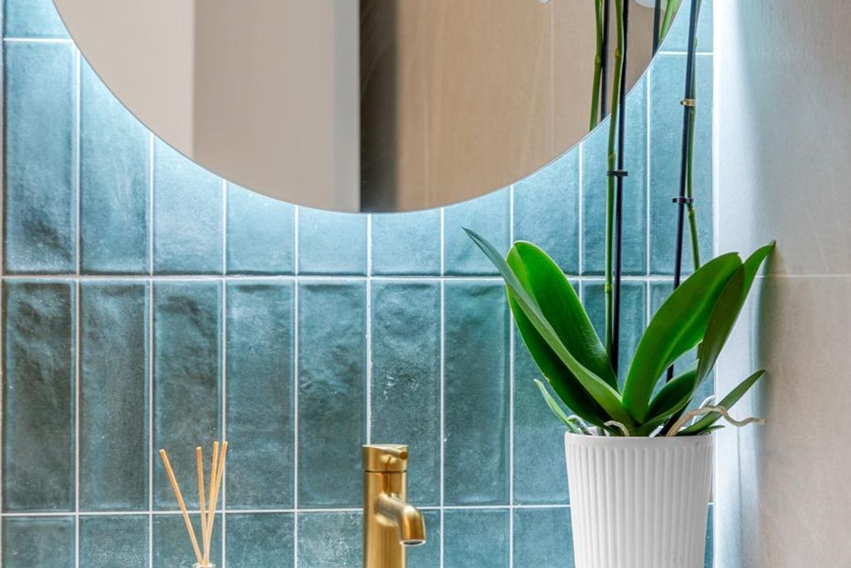 Elegante badkamermeubel met orchideeën, toont modern design in het penthouse in Jacarilla.