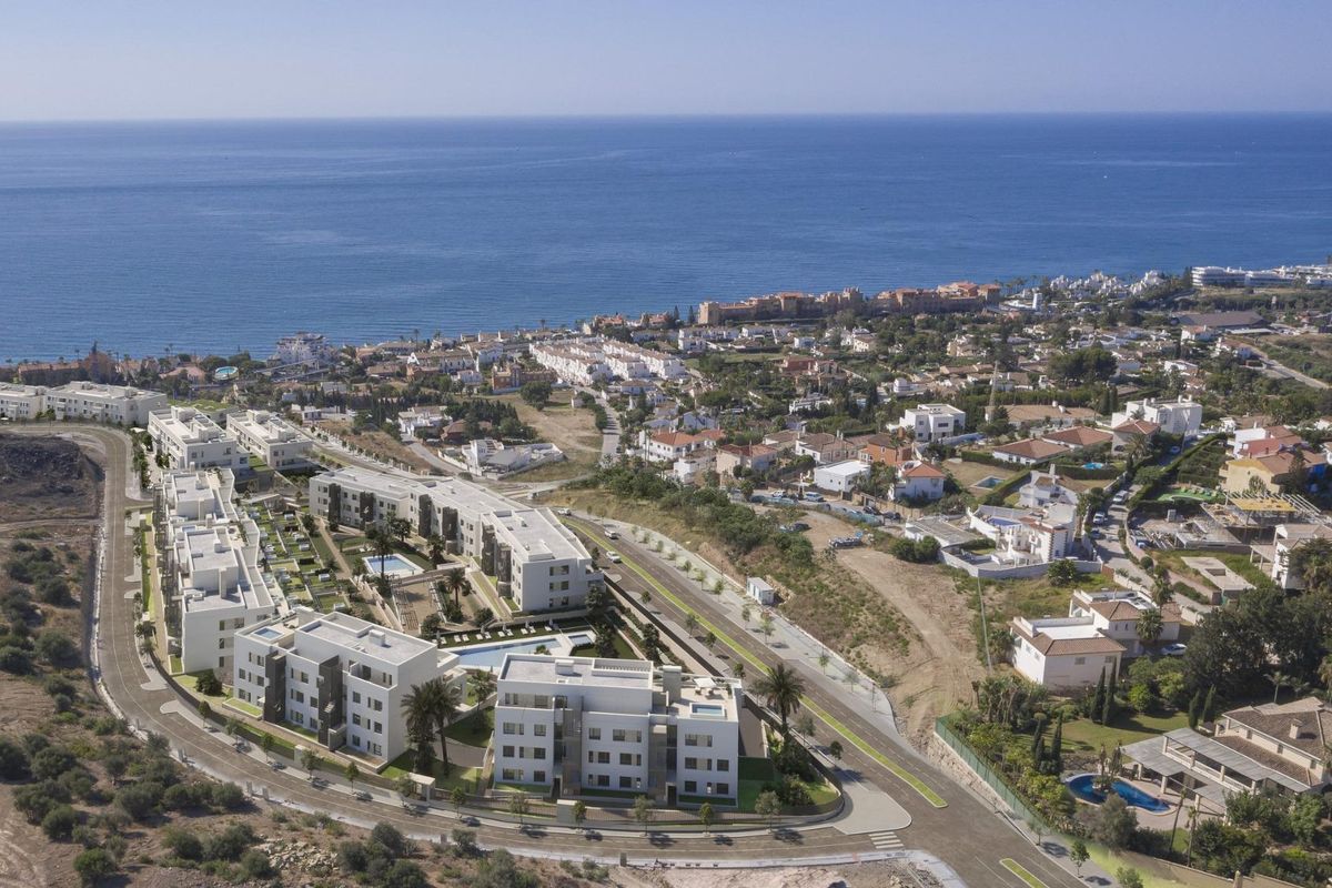 Luchtopname van een charmante buurt en het 3-slaapkamer appartementcomplex in Estepona.
