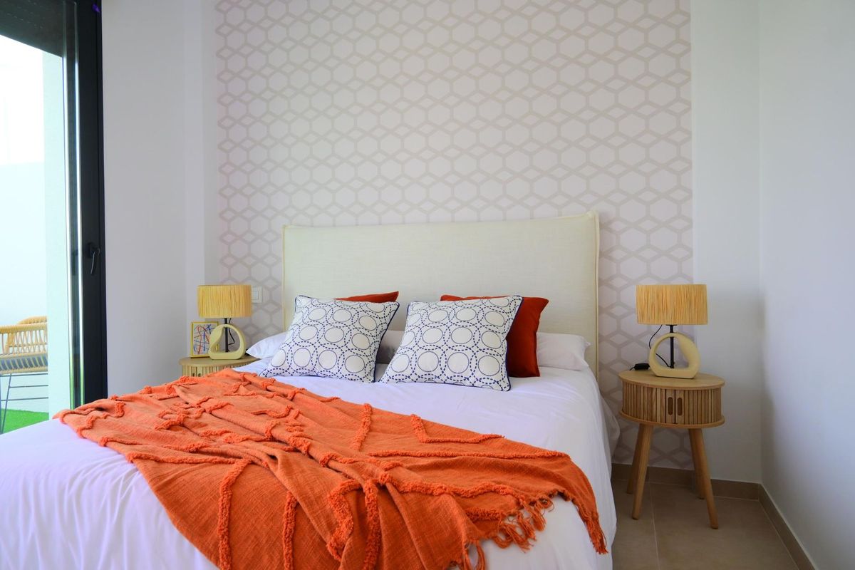 Uitnodigende slaapkamer met gezellige beddengoed en decoratieve accenten in een 3-slaapkamer townhome in Dolores, Costa Blanca.