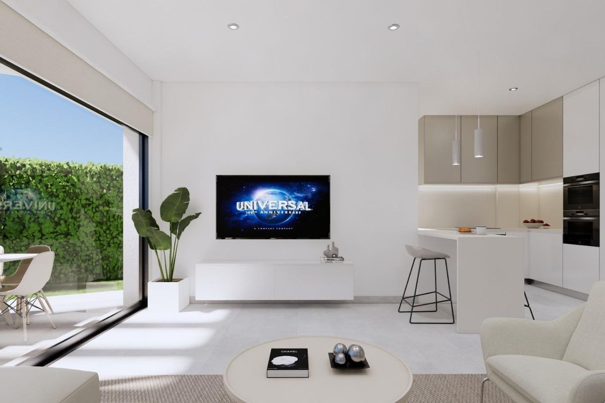 Moderne woonkamer met een tv en schuifdeuren naar het terras, gelegen in een villa in Costa Calida.