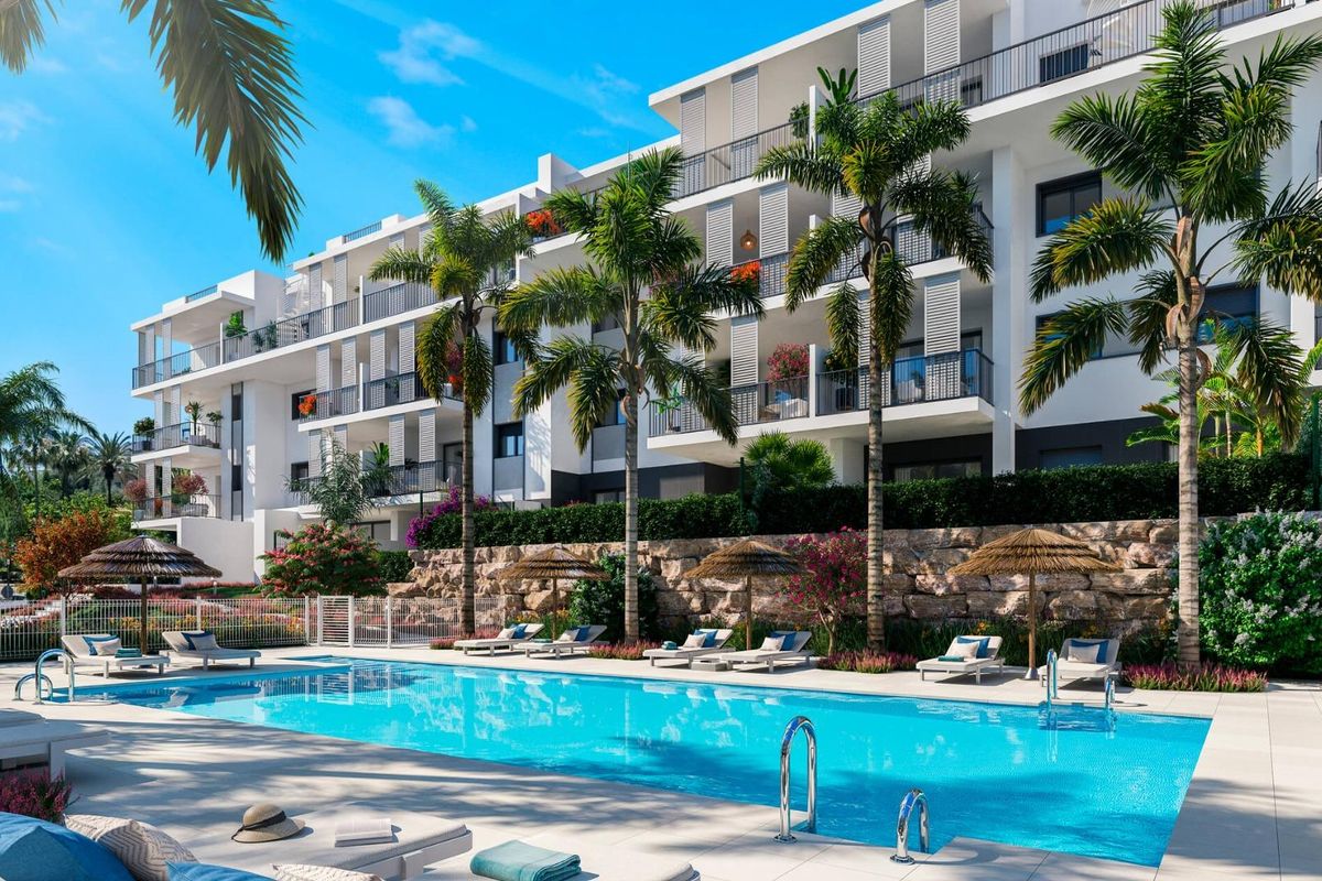 Zonovergoten zwembad met moderne appartementen in Estepona, Costa del Sol. Ideaal voor ontspanning.