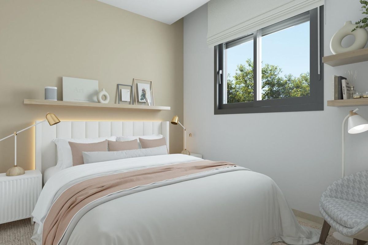 Slaapkamer interieur in een 3-slaapkamer herenhuis in Mijas, Costa del Sol. Modern design met zachte verlichting en natuurlijk uitzicht vanuit het raam.