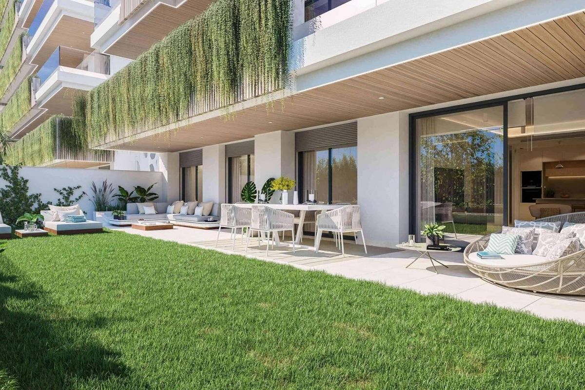 Ruimtelijk tuin met modern meubilair in een 3-slaapkamer appartement, Fuengirola, Costa del Sol.