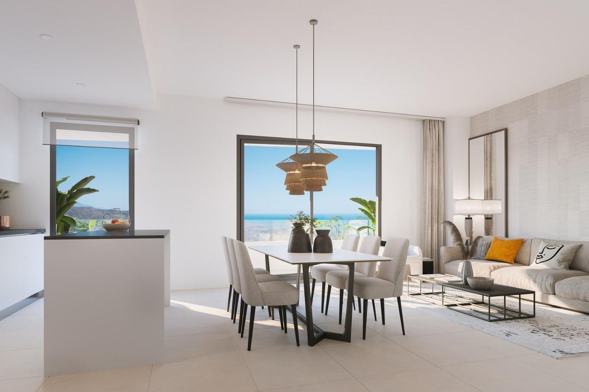 Moderne eetruimte met uitzicht op zee in een stijlvol appartement gelegen in Rincon de la Victoria.