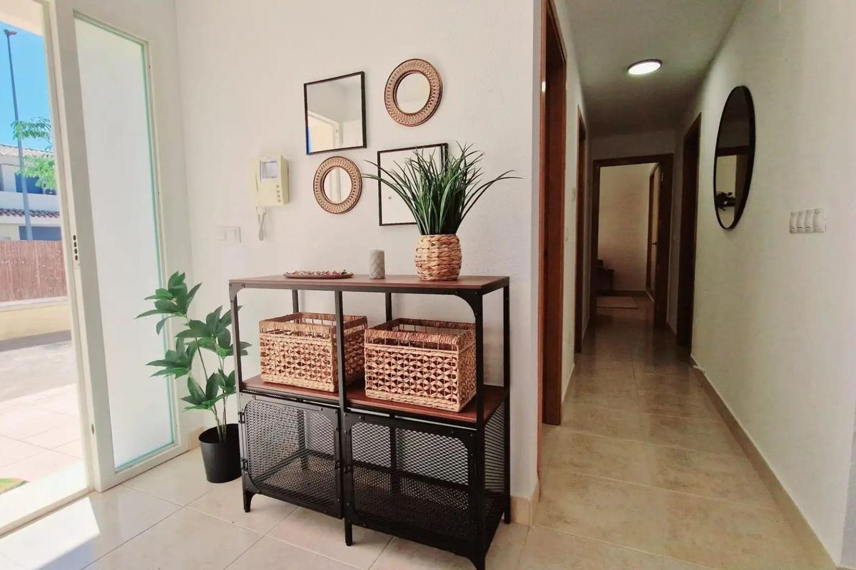 Gang in de villa met stijlvolle decoratie, leidend naar de woonkamer in Lorca, Spanje.