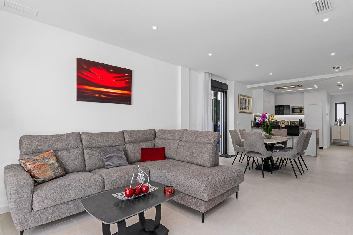 Ruime woon- en eetkamer van een 4-slaapkamer townhouse in Guardamar del Segura, moderne inrichting en decor.