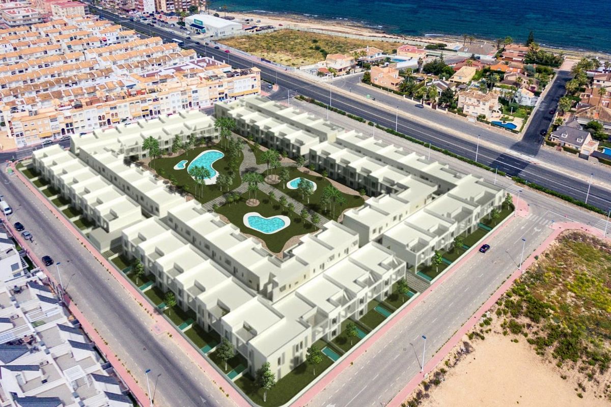 Luchtfoto van het moderne appartementcomplex dicht bij het strand in Torrevieja, Costa Blanca Zuid.