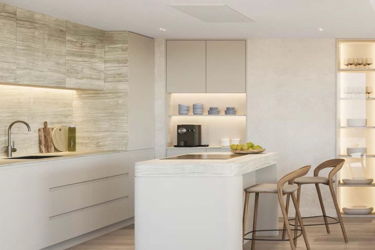 Contemporary keuken met strakke kasten en een ontbijtbar in Estepona, onderdeel van een 2-slaapkamer penthouse.