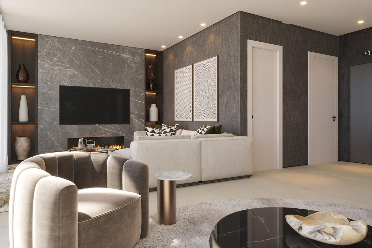 Uitnodigende woonkamer met luxe meubels en natuurlijke accenten, ideaal voor ontspanning in een 4-slaapkamer villa in Estepona.