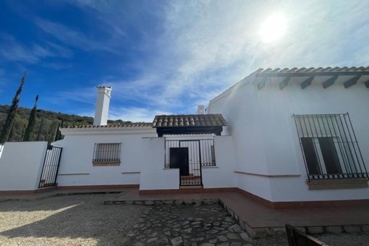 Zijaanzicht van de villa in Fuente Álamo met een heldere lucht en buitenruimte om te ontspannen.