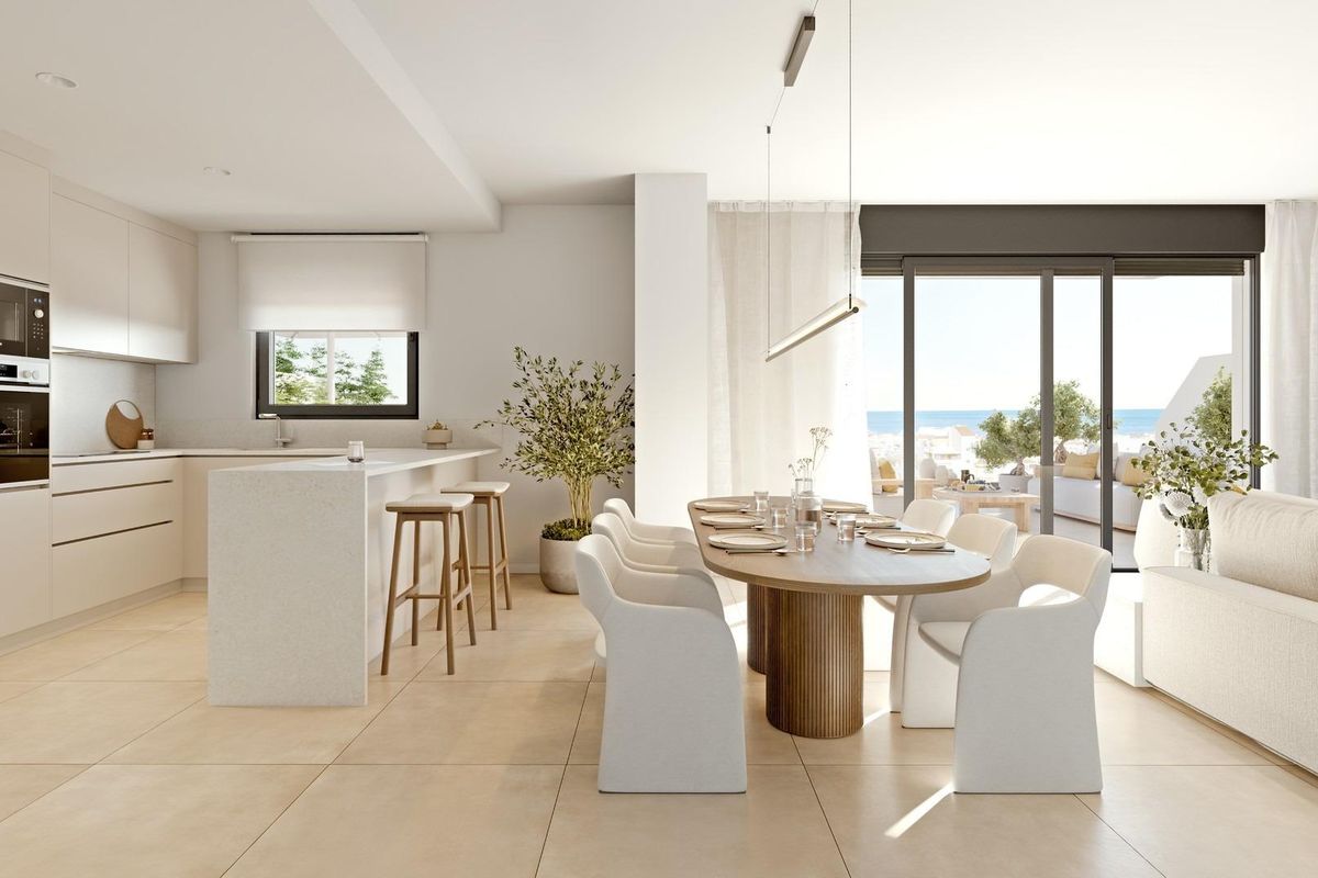 Moderne keuken en eetruimte met stijlvolle meubels, met uitzicht op zee in het penthouse van Estepona.