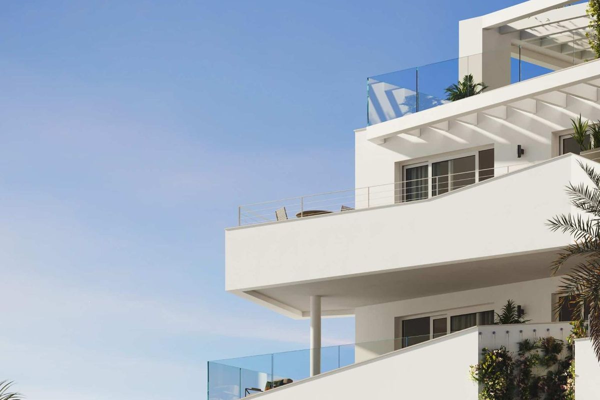 Elegante appartement buitenzijde met glazen balustrades en moderne architectuur in Mijas, Costa del Sol.