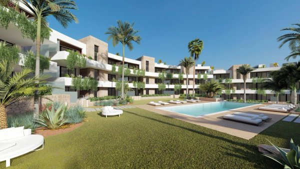 Uitzicht op een modern appartementencomplex met groen en een zwembad in La Manga Club, Costa Calida.