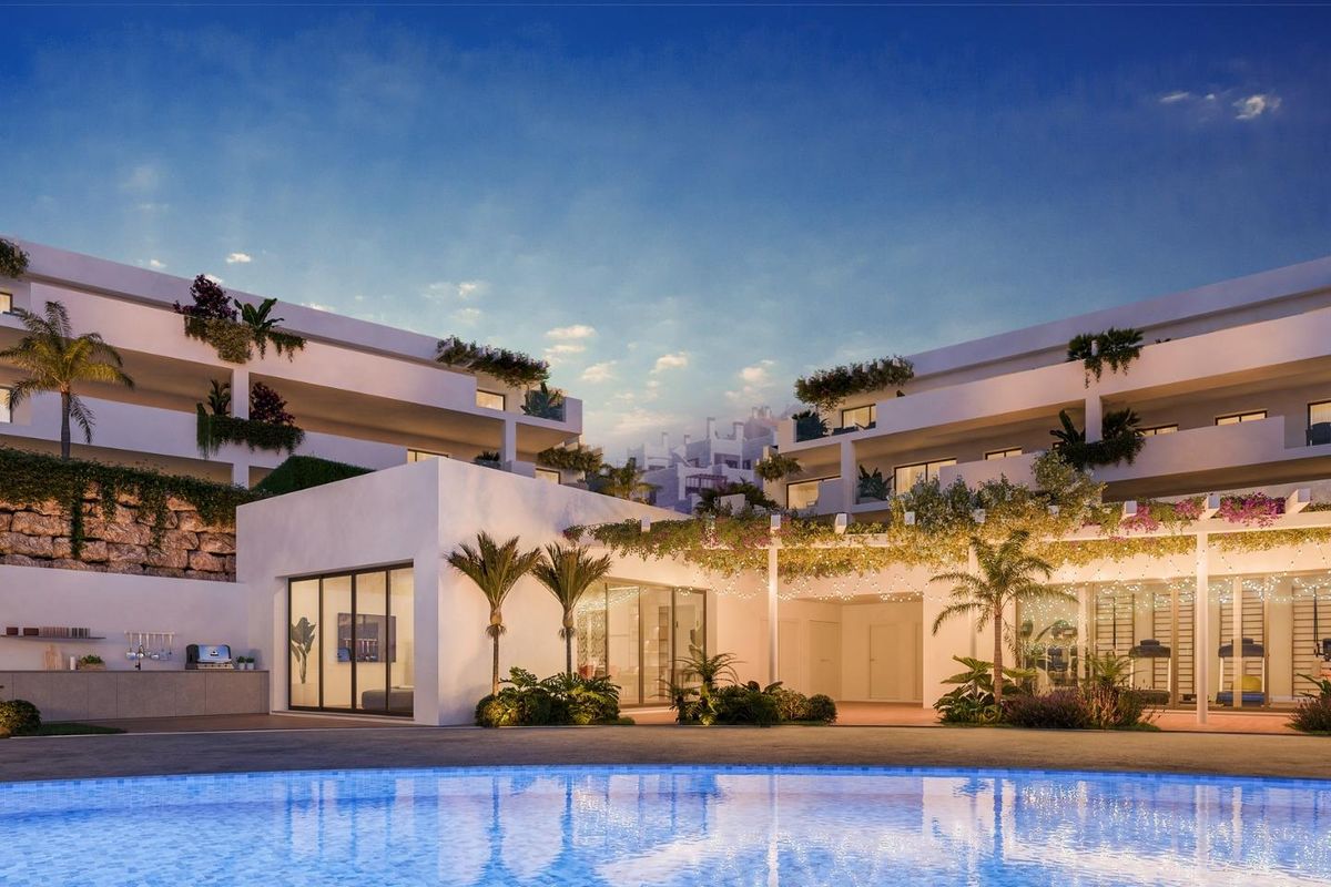 Buitenzicht op een modern appartementcomplex met zwembad, gelegen in Casares, Costa del Sol.