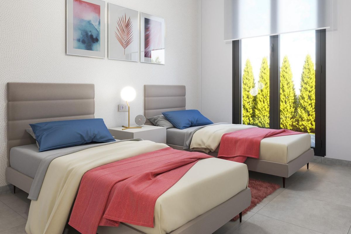 Goed verlichte slaapkamer met twee bedden in een 3-slaapkamer villa in Vera, Costa de Almeria, met moderne decoratie.