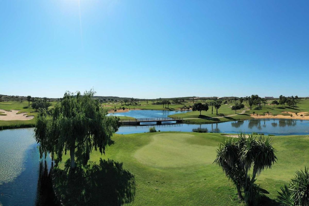 Prachtig panorama van een meer en golfbaan in Orihuela, Costa Blanca, dat natuurlijke schoonheid toont.