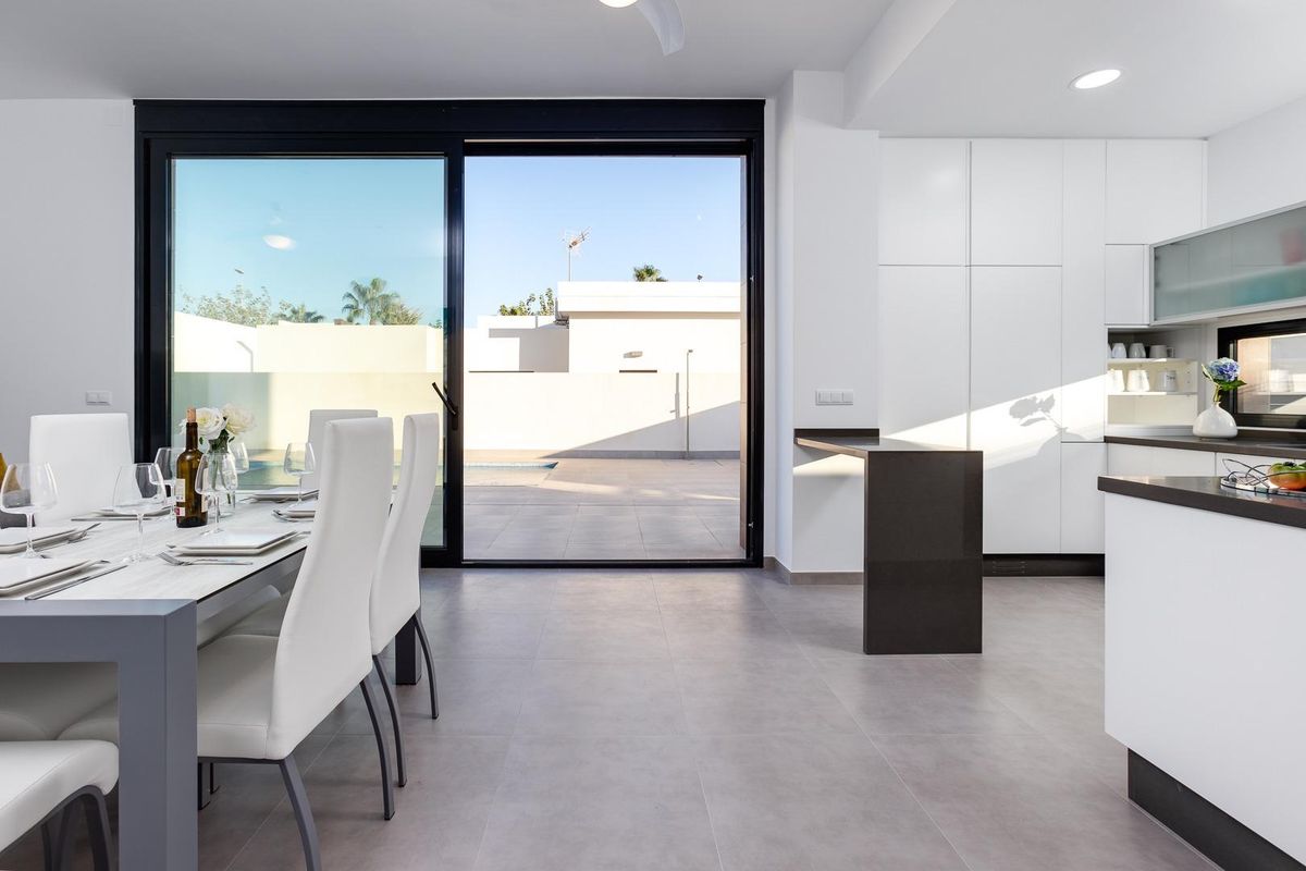 Heldere eetruimte in de keuken van een 3-slaapkamer villa in Pilar de La Horadada met uitzicht op het terras.