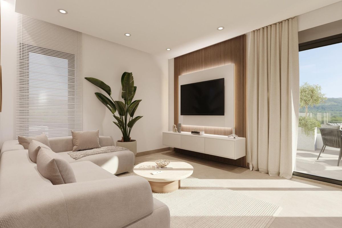 Moderne woonkamer met een gezellige bank en planten, die uitkomt op een terras in een appartement in Fuente Álamo.