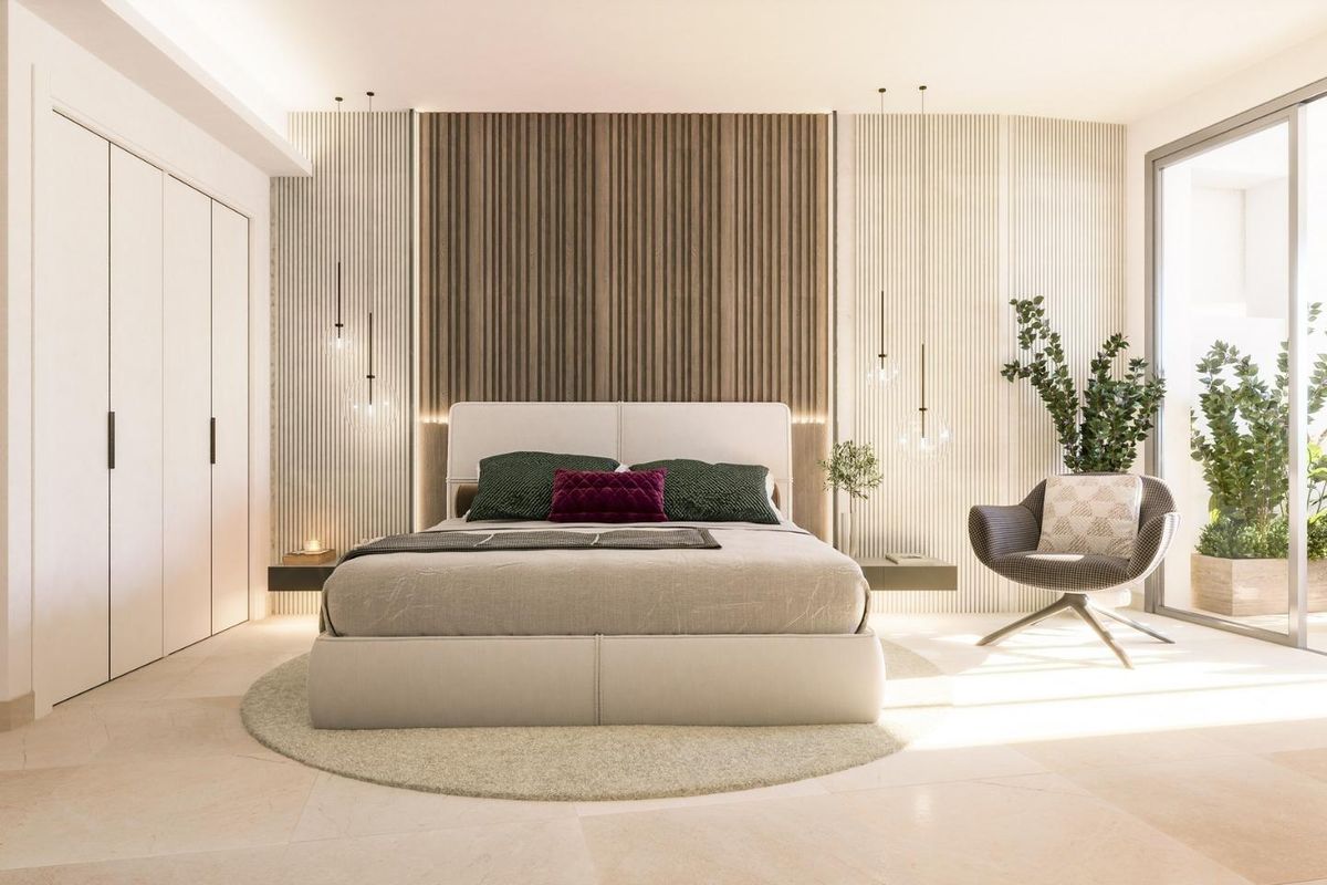Luxueuze slaapkamer in een 3-slaapkamer penthouse, met een comfortabel bed en voldoende natuurlijk licht in Marbella.
