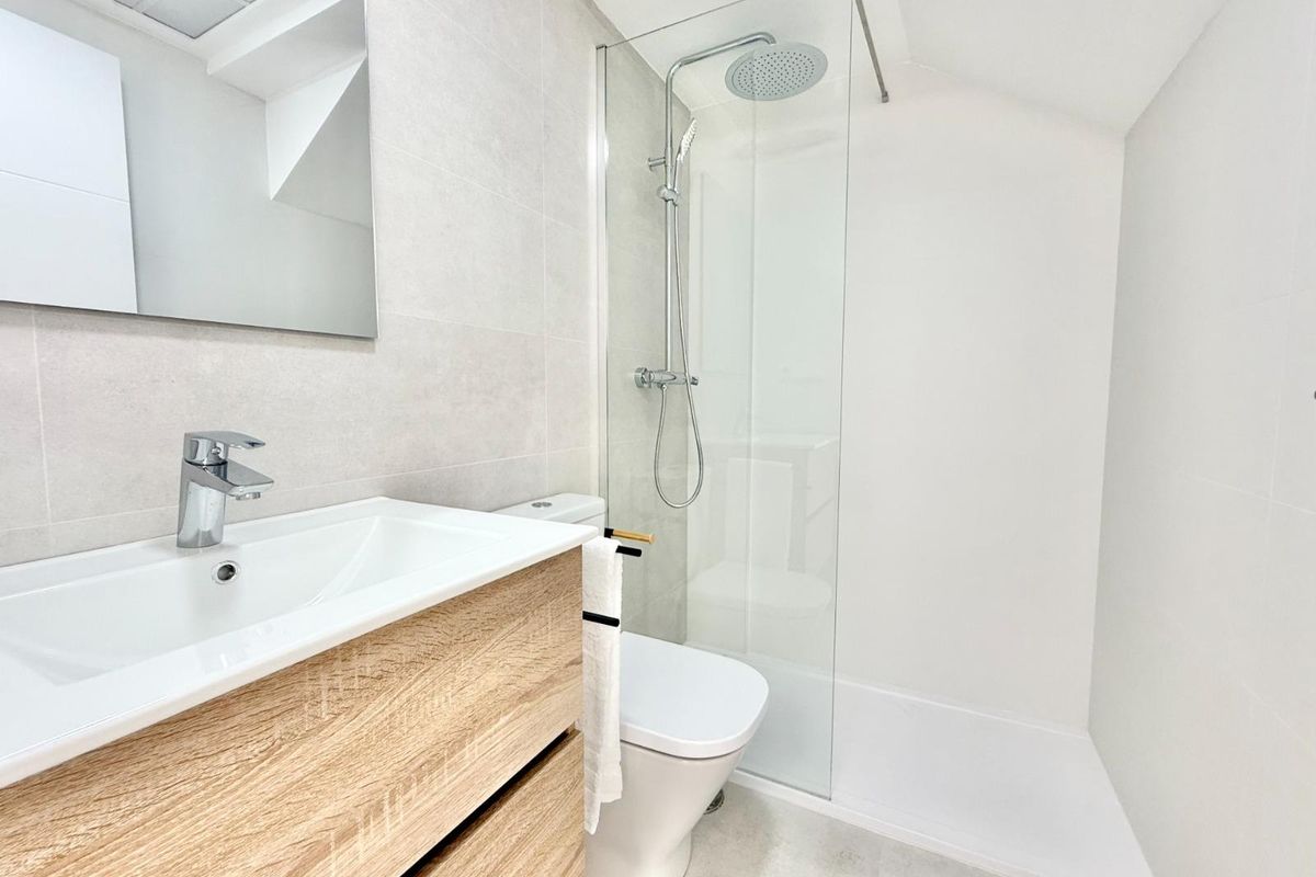 Moderne badkamer met een inloopdouche en stijlvolle wastafel in een town house in Cox, Costa Blanca.