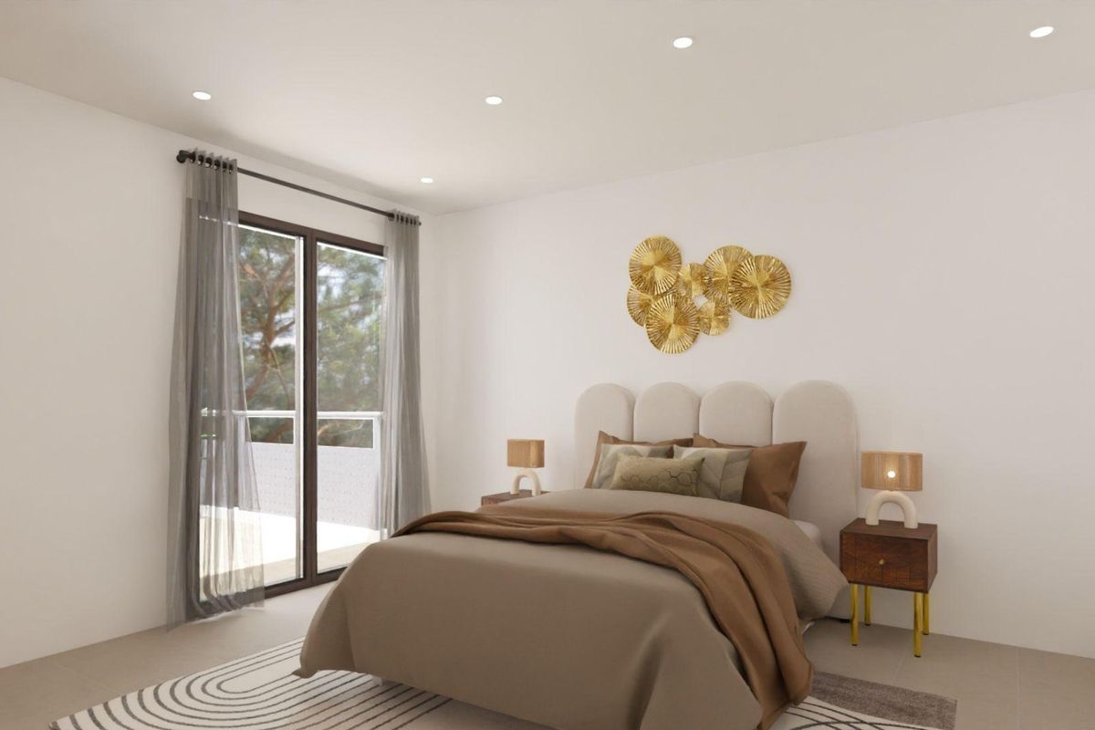 Heldere slaapkamer met een gezellig bed en stijlvolle decoratie in de bungalow van Hondón de las Nieves.