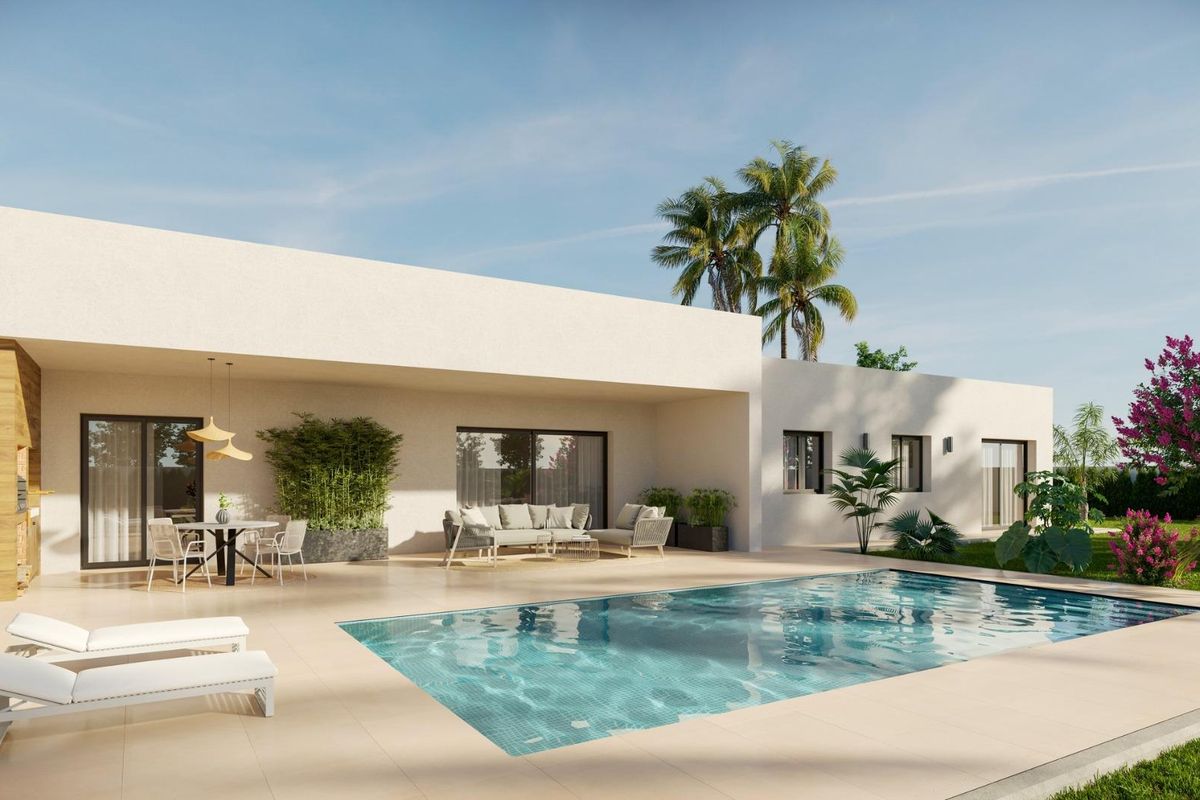 Adembenemend uitzicht op de moderne villa met zwembad in Aspe, omringd door weelderig groen.