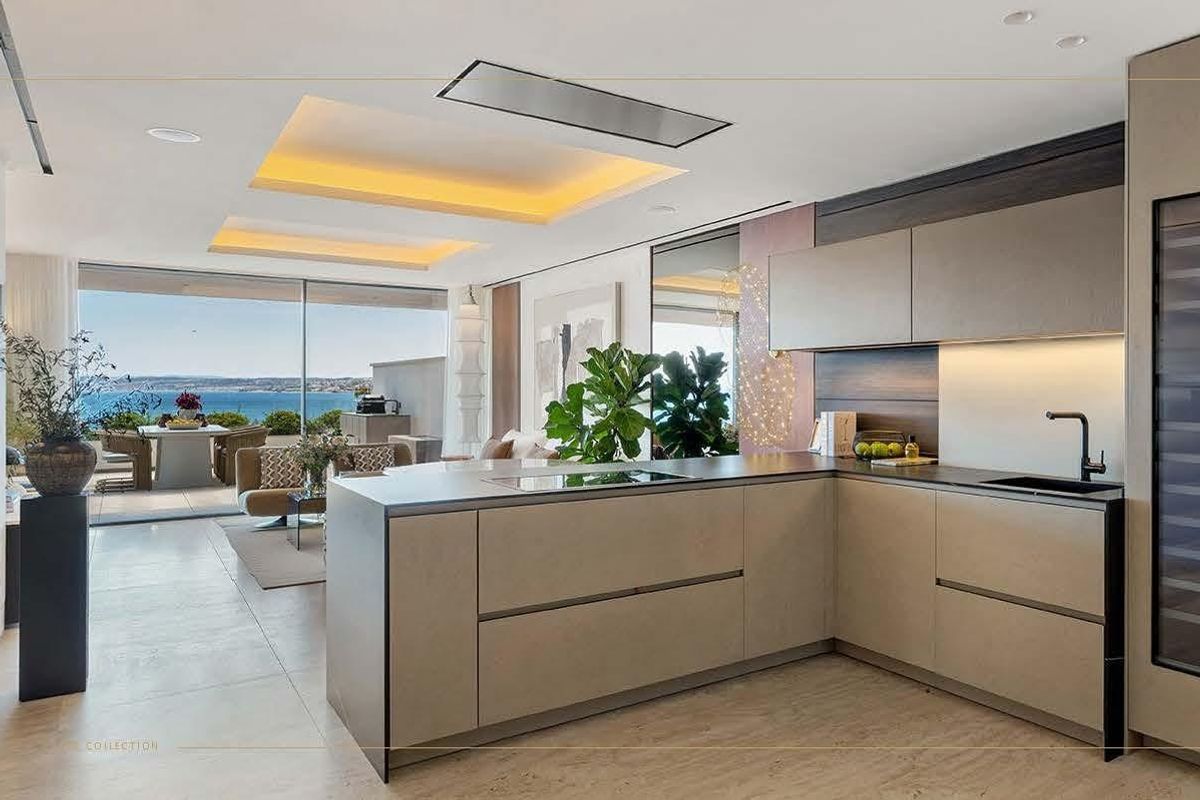 Moderne keuken met hoogwaardige apparatuur