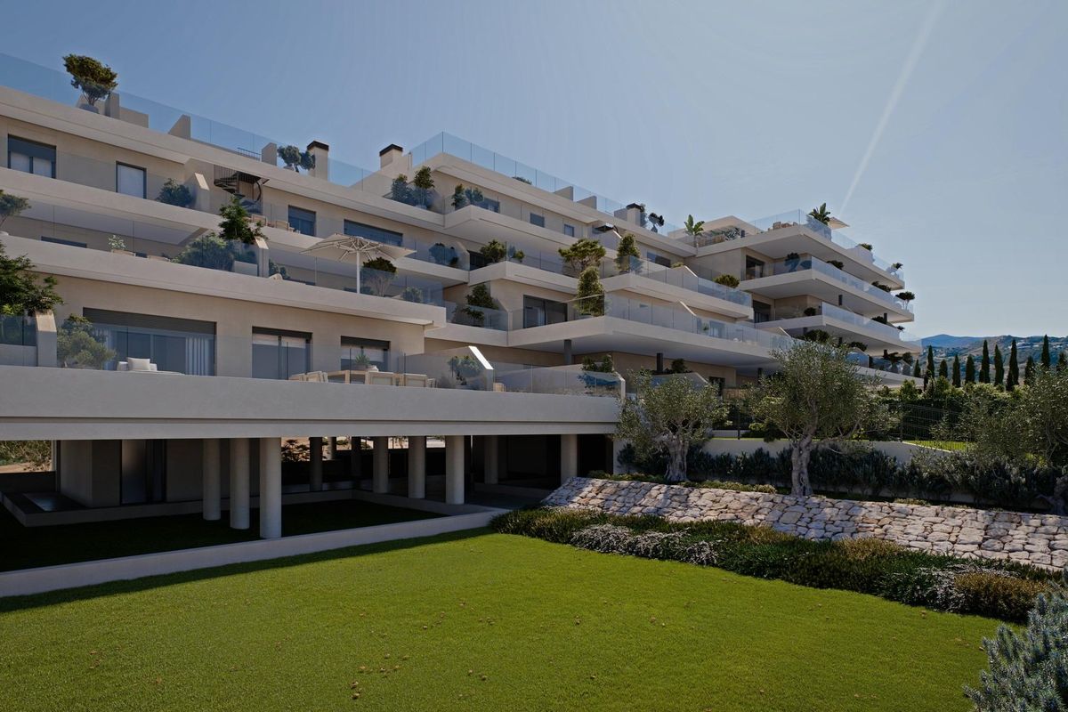 Stijlvol appartementencomplex met terrassen en weelderige beplanting in Estepona, Costa del Sol.