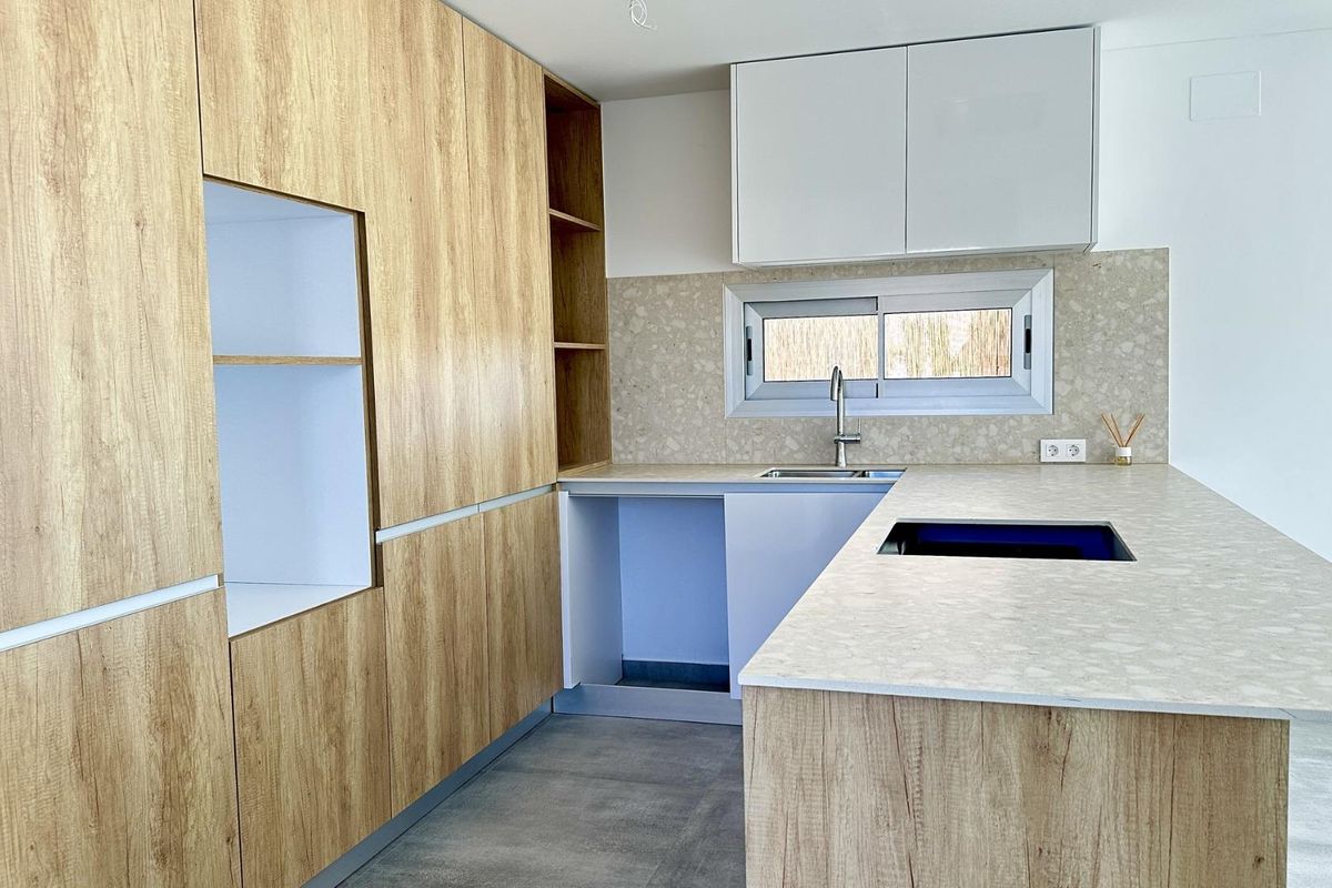 Stijlvolle keuken met houten kasten en een modern aanrecht in een 4-slaapkamer villa in Algorfa, Costa Blanca Zuid.