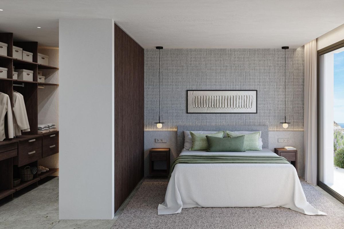 Chique slaapkamer met stijlvolle inrichting en voldoende opslag, met uitzicht op zee in het penthouse in Mojacar.