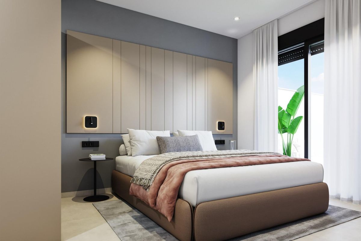 Elegant ontworpen slaapkamer met een comfortabel bed in de 3-slaapkamer bungalow in Pilar de La Horadada, Spanje.