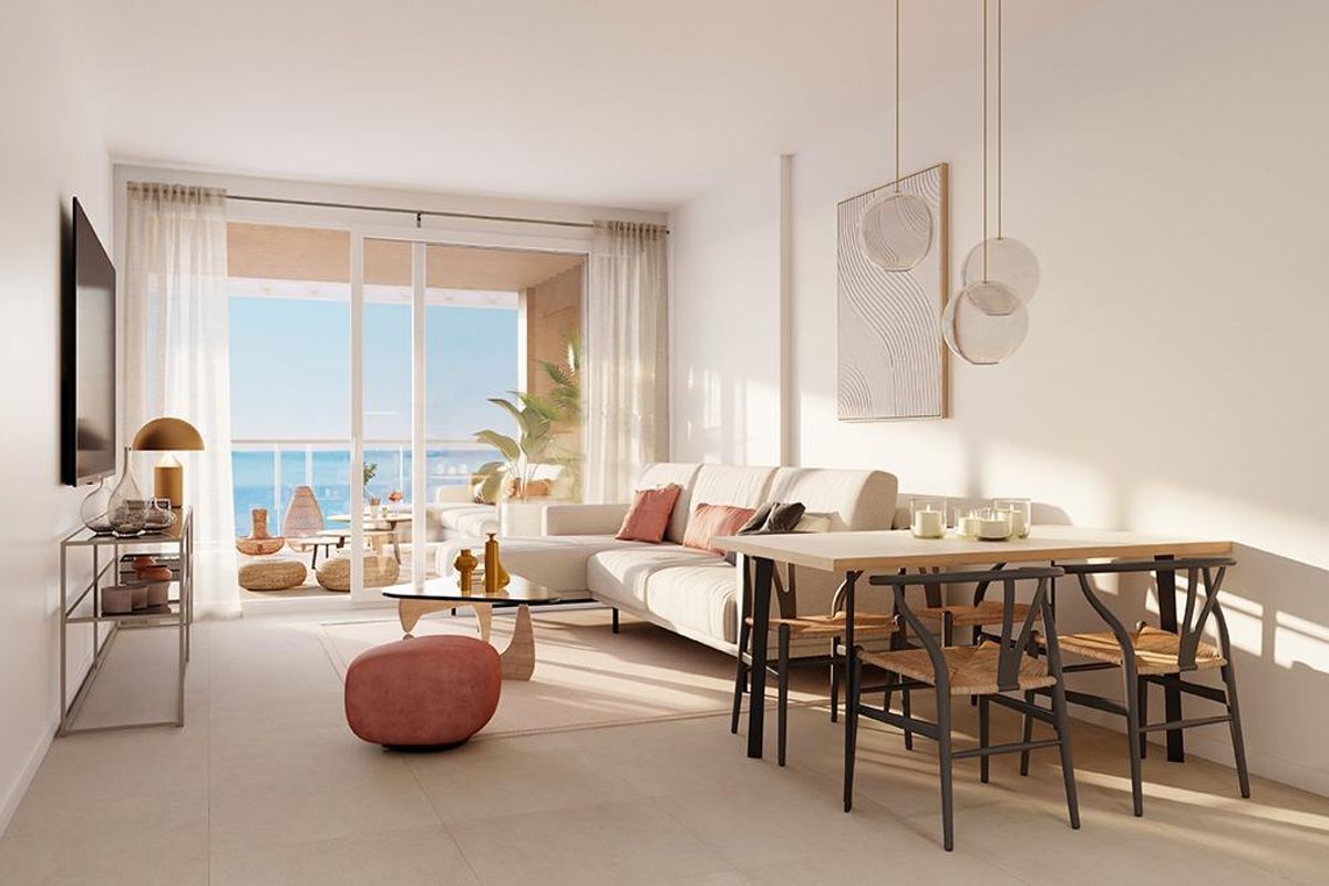 Heldere woonruimte van de benedenwoning in San Roque, met uitzicht op een terras.