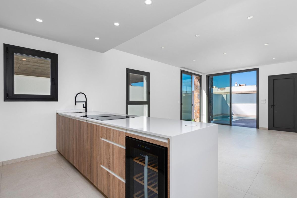 Hedendaagse keuken in een bungalow in Pilar de La Horadada, met een stijlvolle eiland en moderne apparaten.