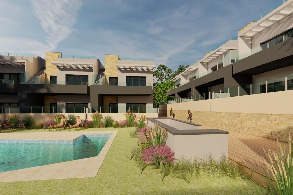 Buitenaanzicht van een modern bungalowcomplex in Bigastro, Spanje, met een zwembad en aangelegde tuin.