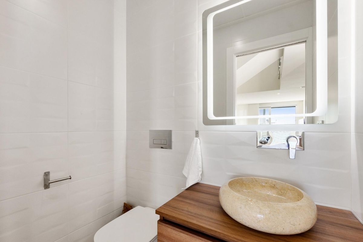 Minimalistisch badkamerontwerp met elegante armaturen in een villa gelegen in Rojales, Spanje.